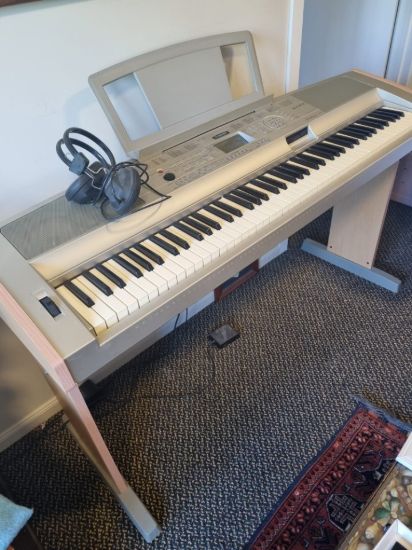 Picture of Yamaha Portable Grand DGX 500 Keyboard