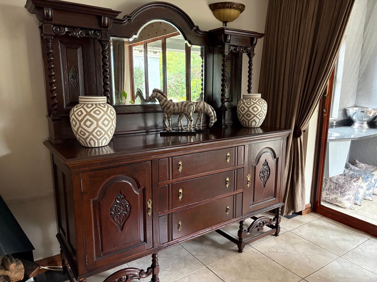 Picture of Buffet with mirror